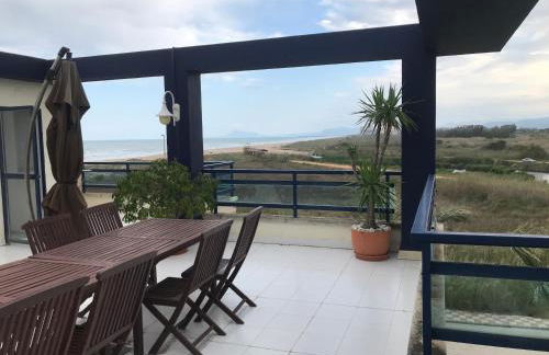 Ático 1ª línea con salida a playa - Foto 5