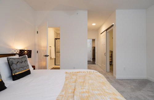 Sunrise Glow Spacious 2BR 2BA 2 King Beds Gym WFH - Foto 21