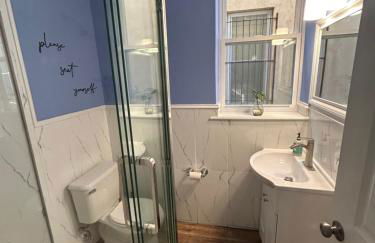 Cozy 2-3 Bedroom Apartment in Center City! - Foto 100