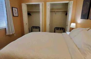 Solar Half-Plex with Chic Style in Country Glen - Foto 22