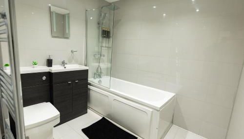 Luxury Modern Flat In Wolverhampton- Garden Views - Foto 2, towels, Shower