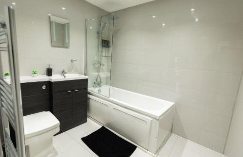 Luxury Modern Flat In Wolverhampton- Garden Views - Photo 2