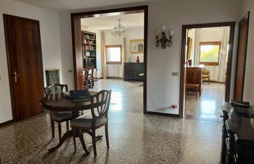 Large Three-bedroom Apartment with Canal View in Cannaregio - Foto 3