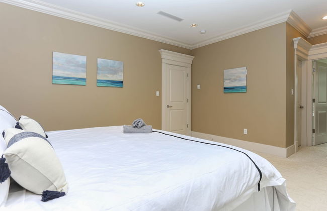 Grand 4 Bedroom Vacation House near Vancouver Downtown - Photo 8