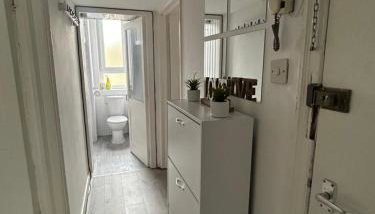 Bright bedroom with king side bed and share bathroom - Foto 4