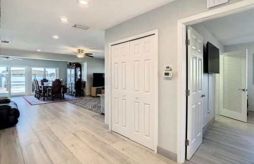 Amazing water front view home newly renovated 3BD 2BTH - Foto 15