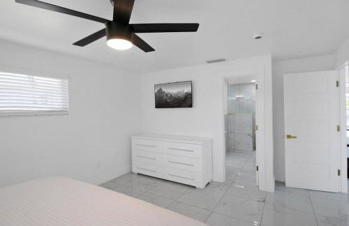 Chic & modern canal-front retreat with private pool - Azure Tides - Photo 29