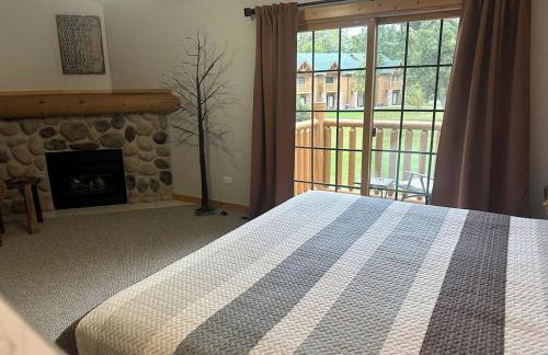 Spacious Luxury Villa Retreat with Jetted Tub, Fireplaces, Balconies, and Smart TV in North Utica, Illinois - Foto 10