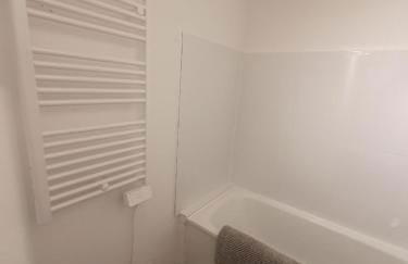 LES TERRASSES DE LA BARONNIE Appartement climatisé avec 1 chambre et piscine ouverte de fin Mai à mi Septembre Parking securisé avec accroches vélo disponible du 1er Avril au 30 Septembre sans supplement - Foto 17