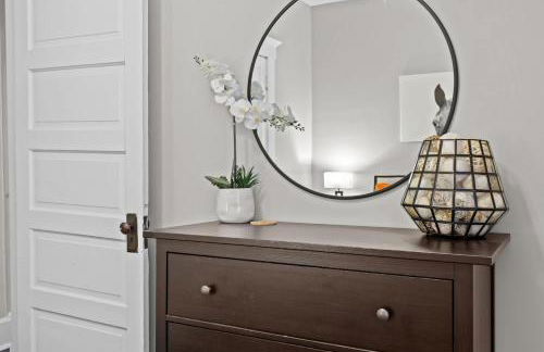 Stylish Home in Historic District Near Riverwalk - Foto 43