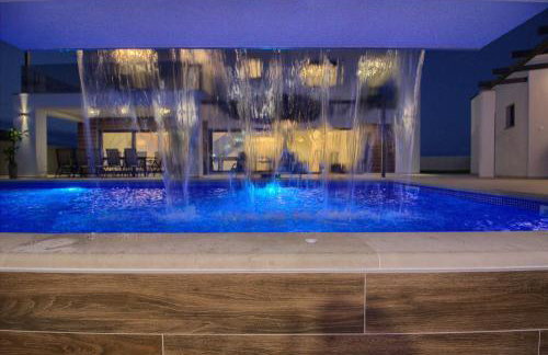 Luxury Villa with extra heated pool with hydromassage, biliard near town center and beach by WiiBuk - Foto 62