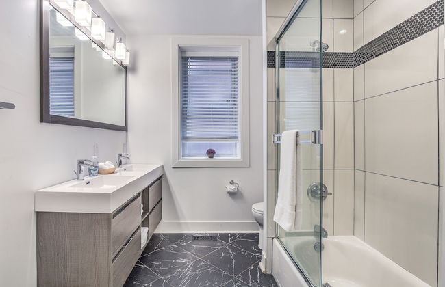 Expansive Downtown Home | JZ Vacation Rentals - Photo 18