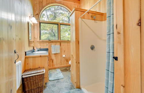 Lakefront Westhampton Cabin with Beach and Kayaks! - Foto 17