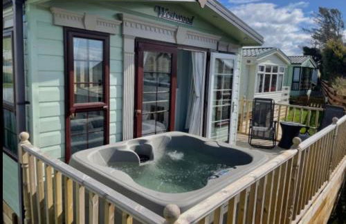 'Sunset Lodge' Peaceful Coastal Retreat with Hot Tub - Photo 1