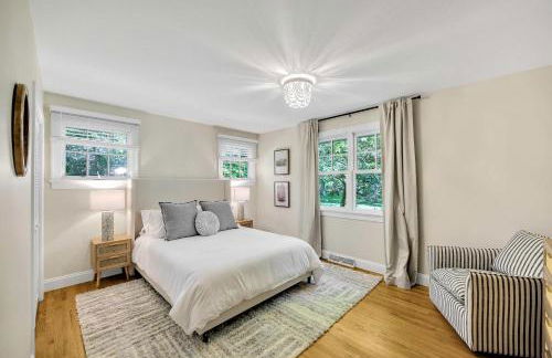 1 Story Family Home Half Mile to Beach with Patio , Grill, Office with Twin Beds, Peaceful Wooded Setting, Spacious Driveway, Garden Views, Walk to Shore, Perfect Cape Cod Getaway for Families - Foto 6