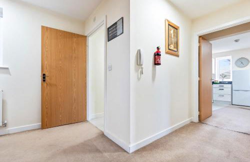 Balmoral Court -Sleeps 6 - Free Parking with Workspace - Balcony & High-Speed WiFi - Foto 31