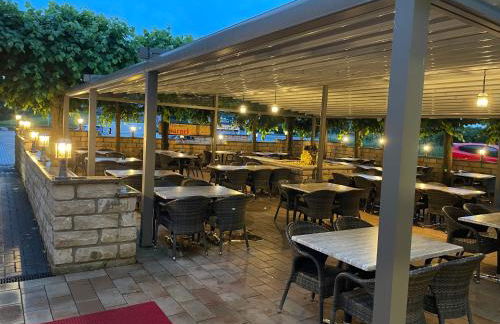 LIGHTPLACE • Größere Gruppen • 4 Einzelzimmer • Boxspring • Smart TV • Biergarten • Restaurant - Foto 16