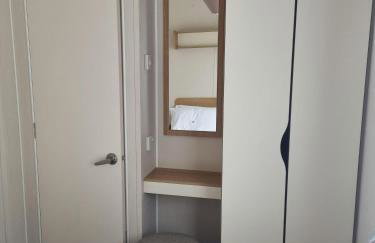 Cozy 3 bedroom Caravan, Sleeps 8, at Parkdean Newquay Holiday Park - Foto 54