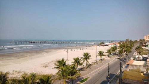 Apartamento pé na areia com sacada e garagem 2 banheiros - Foto 3