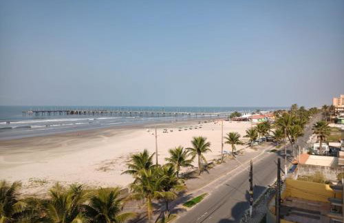 Apartamento pé na areia com sacada e garagem 2 banheiros - Photo 3