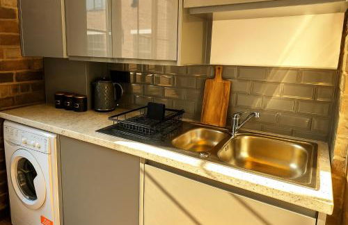 Central Apt - Sleeps 6- Steps to Bars & Restaurant - Foto 6