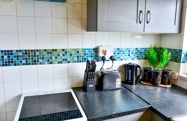 Captivating 3-bed House in Swansea Town Center - Photo 12