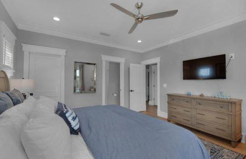 Golf Cart, 3 King Beds, Covered Rooftop Area, Half Mile to Beach! - Foto 28