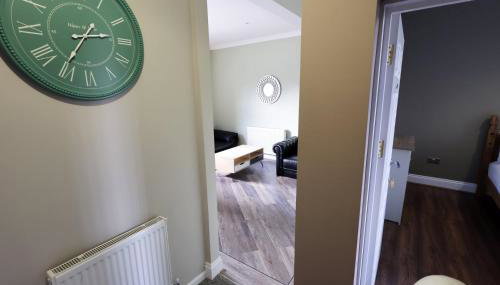 Modern Comfort 4 Bedrooms and Great Location - Foto 3