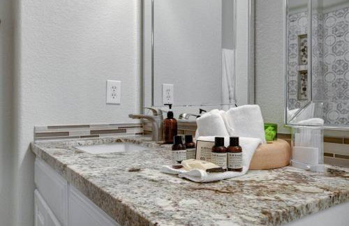 Beautiful 5BR w/King Beds, Pool & Hot Tub, Games - Photo 13