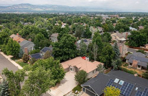 Luxurious 4BR Retreat - Pool Table & Chic Amenities - Photo 14