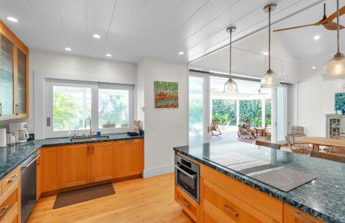 Gorgeous Renovated 1937 Plantation Style Beach House 50 Steps To The Center Of The Beach 5 Bedroom Home by RedAwning - Foto 56