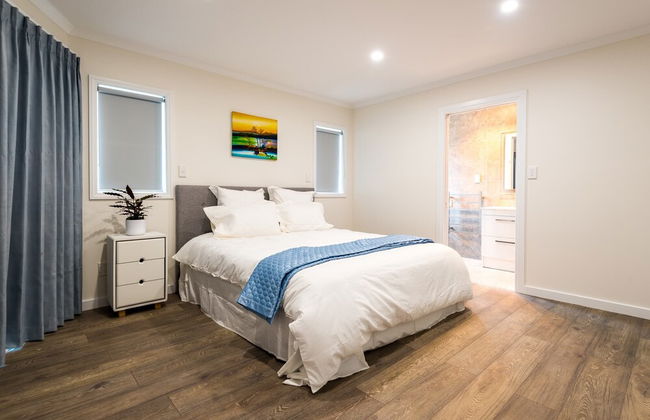 Brand New 5BR home with view of the sea - Photo 2