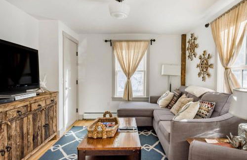 Go Skiing or Hiking from an Enchanting, Light-Filled Home - Foto 10