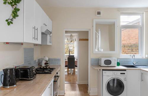 The Victoria - Quaint Victorian Home With Free Parking - Foto 16