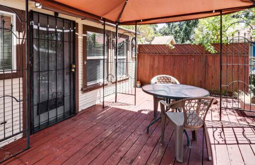 Watefront Getaway with Mtn Views and Dock in Clearlake - Foto 17