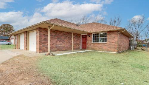 Home with Fenced Yard Near Dtwn Rogers! - Foto 3