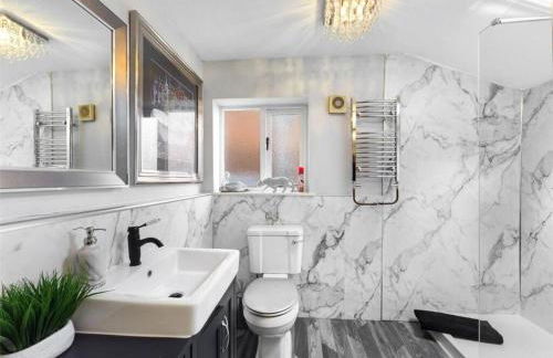 Montague House Town Centre sleeps up to 12 guests - Photo 21