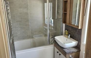 Still Waters Luxury Retreat with Hot Tub -Tattershall Lakes - Foto 17