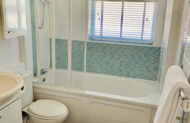 Lovely home from home apartment 8 mins walk to beach with free parking and sun deck 2 bed sleeps 4 - Photo 11