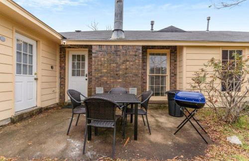 Large Fenced Yard near Midtown- Shamrock Stay - Foto 56