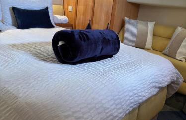 ENTIRE LUXURY yacht 70sqm Oyster Fund - Quiet and relaxing - 2 double bedrooms both en-suite - HEATING - sleeps up to 4 people - moored on our Private Island - nearby LEGOLAND THORPE PARK ASCOT RACES WENTWORTH LONDON Lapland UK -NO Parties - - Foto 6