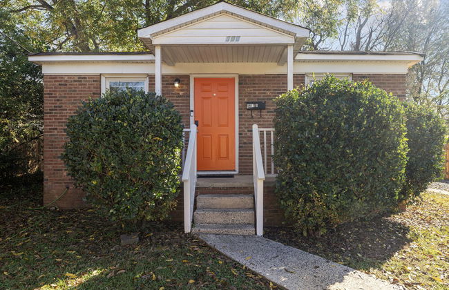 Cozy Retreat near Uptown with Hot Tub - Foto 6