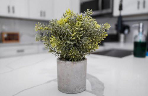 Cozy 3BR Retreat Sleeps 8 with Free Parking Near University of Illinois Chicago, Medical District & West Loop - Foto 17