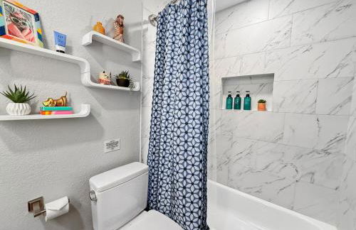 Modern 3BR Retreat with Fun Yard, Mini-Golf, Hot Tub & BBQ Dining Deck - Foto 30