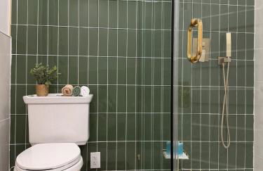 Stylish 3BR Revere Home Sleeps 8 Near Boston, Revere Beach and Airport - Foto 4