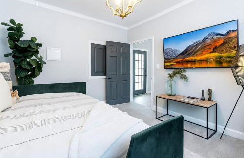 Waterfront Retreat with Spectacular Interior, Jacuzzi and Game Room in NC - Foto 12