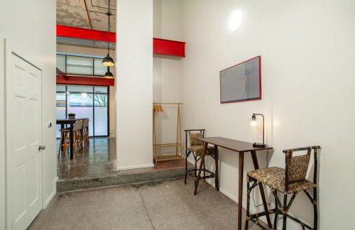 Historic Downtown Loft with Modern Flare - Foto 20