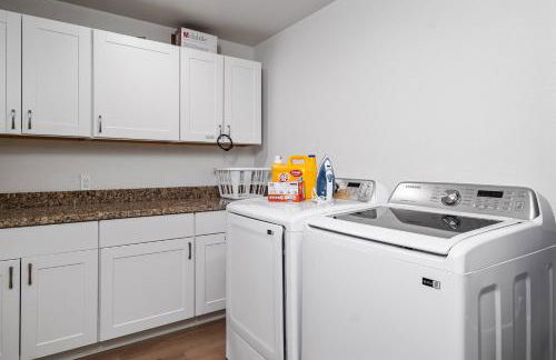 Gorgeous 4-bed home with Golf, Pool, & Hot Tub! - Photo 38