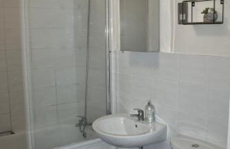 1 bedroom apartment near Clapham North and Clapham High Street station - Foto 17