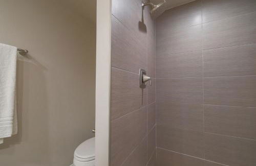 Boca Coastal Stay 2BR 2BA with Pool and Balcony - Foto 24